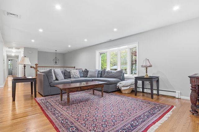 15 Harvard Dr, Bedford, MA 01730