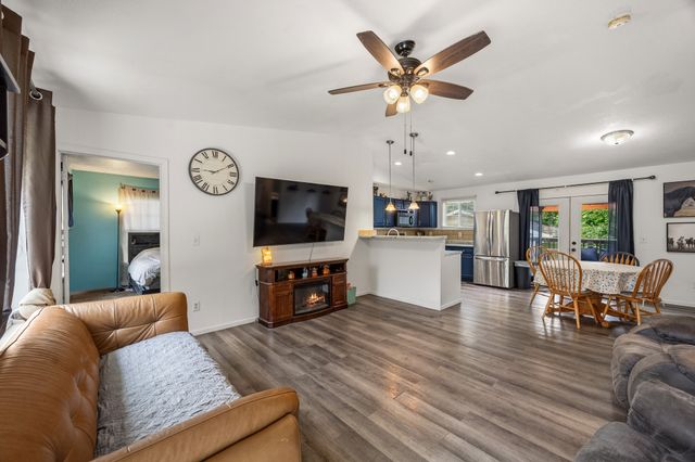 1545 E Emma Avenue, Des Moines, IA 50320
