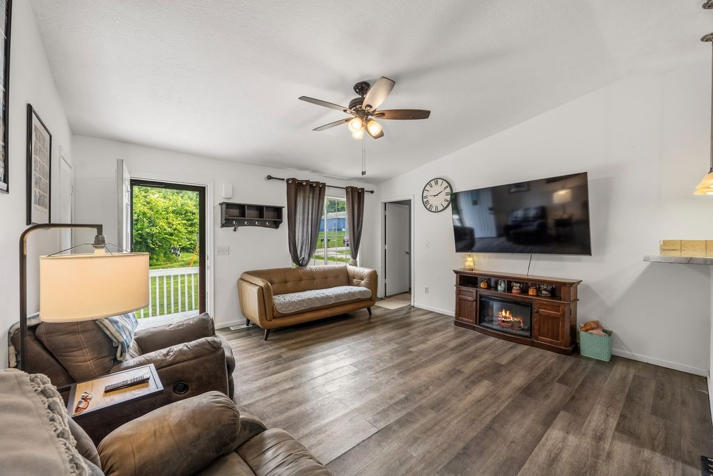 1545 E Emma Avenue, Des Moines, IA 50320