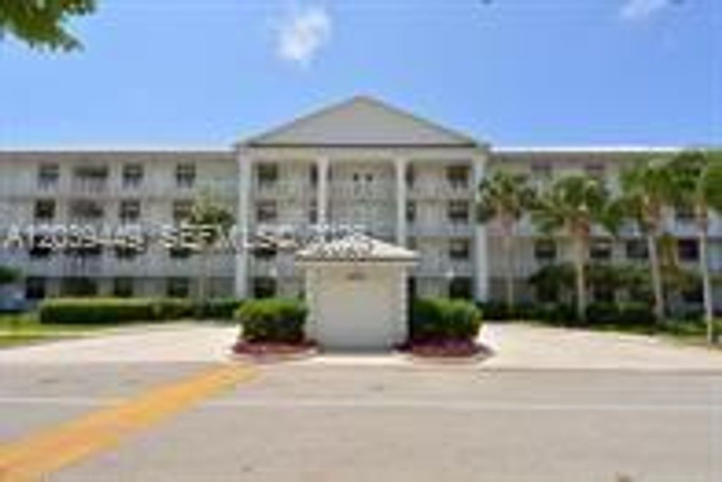 3630 Whitehall Drive 104, West Palm Beach, FL 33401