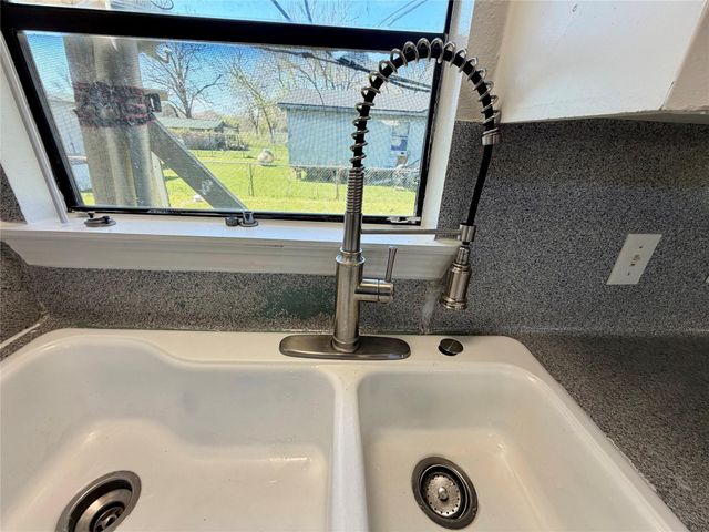 10026 Wilma Lane, Beach City, TX 77523