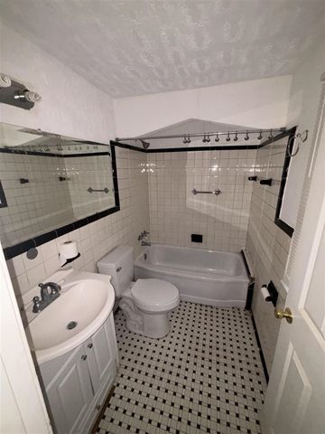 18089 Schaefer Highway, Detroit, MI 48235