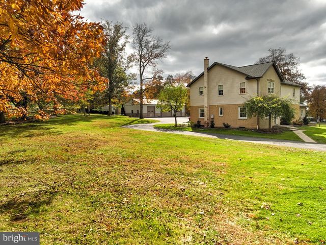 1682 READING RD, Mohnton, PA 19540