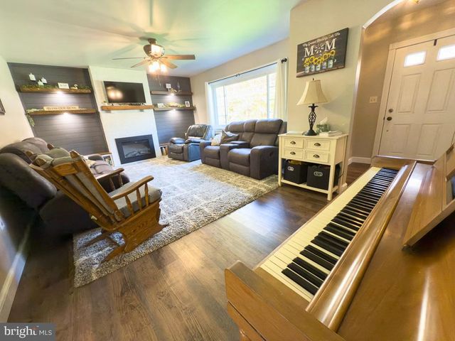 1682 READING RD, Mohnton, PA 19540