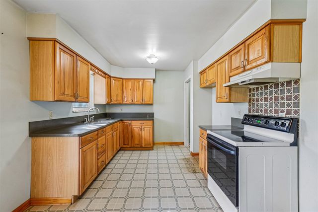 524 Winters Eave Drive, Flushing, MI 48433