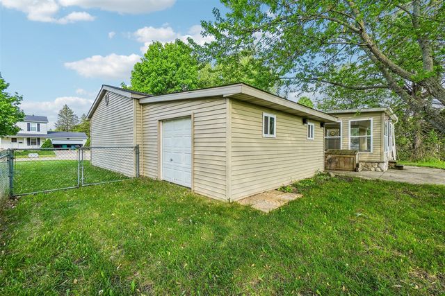 524 Winters Eave Drive, Flushing, MI 48433