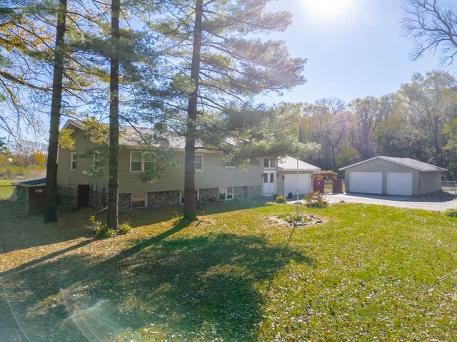 11 Silver Lake Drive, Waterloo, IA 50702