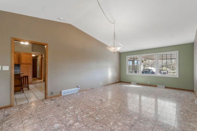 11 Silver Lake Drive, Waterloo, IA 50702