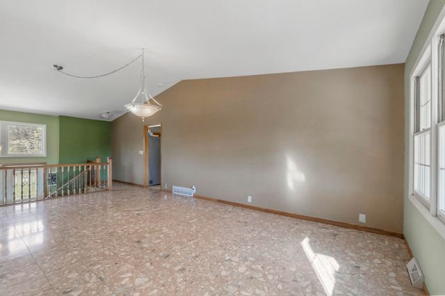 11 Silver Lake Drive, Waterloo, IA 50702