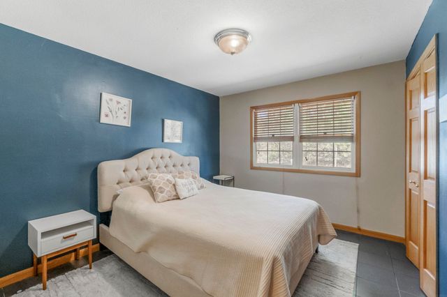 11 Silver Lake Drive, Waterloo, IA 50702