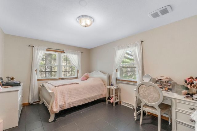 11 Silver Lake Drive, Waterloo, IA 50702