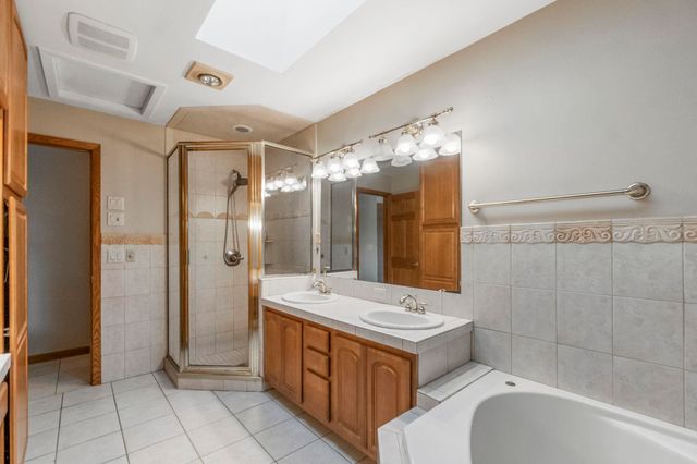 11 Silver Lake Drive, Waterloo, IA 50702