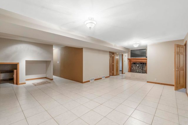 11 Silver Lake Drive, Waterloo, IA 50702