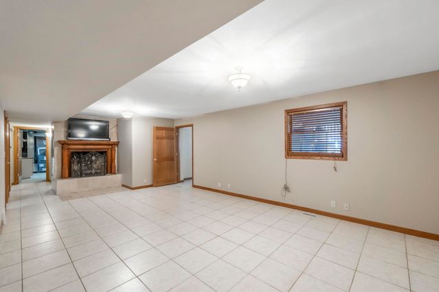 11 Silver Lake Drive, Waterloo, IA 50702