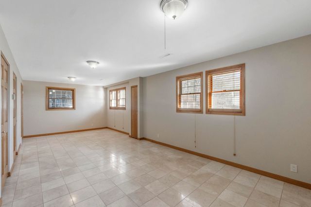 11 Silver Lake Drive, Waterloo, IA 50702