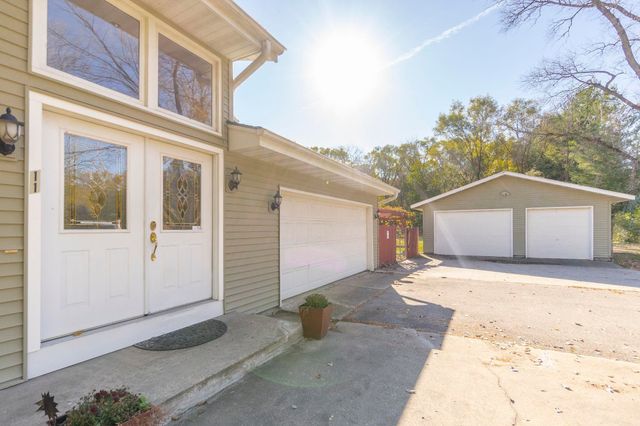 11 Silver Lake Drive, Waterloo, IA 50702