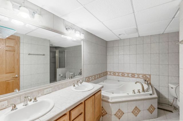 11 Silver Lake Drive, Waterloo, IA 50702