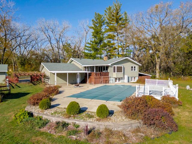 11 Silver Lake Drive, Waterloo, IA 50702