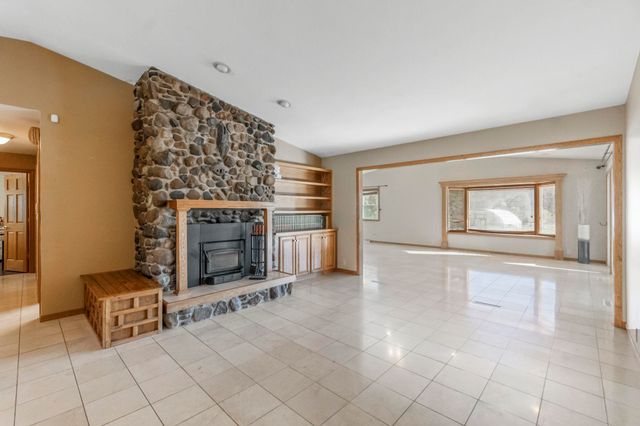 11 Silver Lake Drive, Waterloo, IA 50702