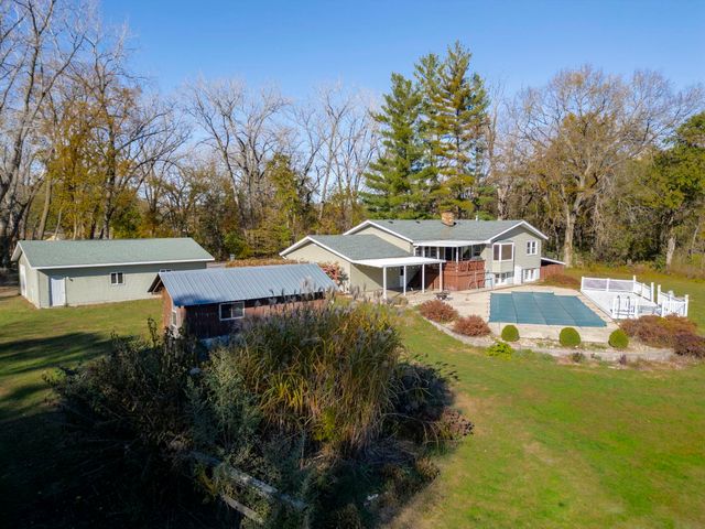 11 Silver Lake Drive, Waterloo, IA 50702