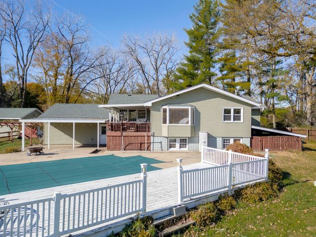 11 Silver Lake Drive, Waterloo, IA 50702