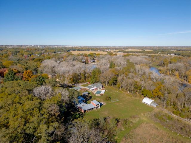 11 Silver Lake Drive, Waterloo, IA 50702