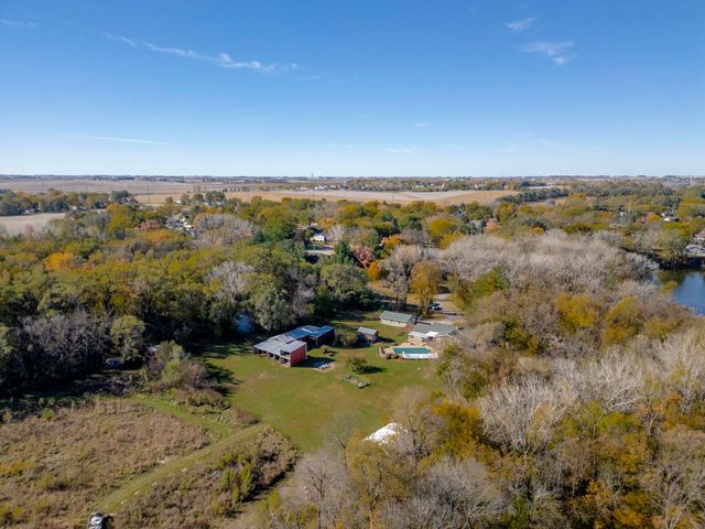 11 Silver Lake Drive, Waterloo, IA 50702
