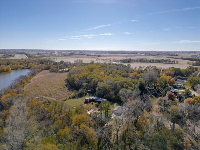 11 Silver Lake Drive, Waterloo, IA 50702