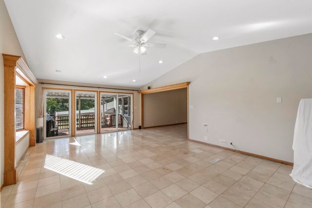 11 Silver Lake Drive, Waterloo, IA 50702