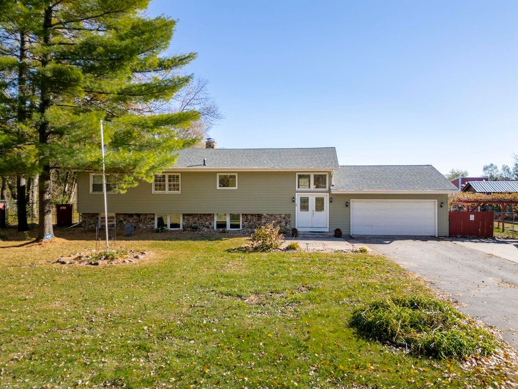 11 Silver Lake Drive, Waterloo, IA 50702