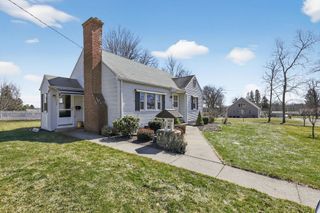 74 Granville St, Holyoke, MA 01040