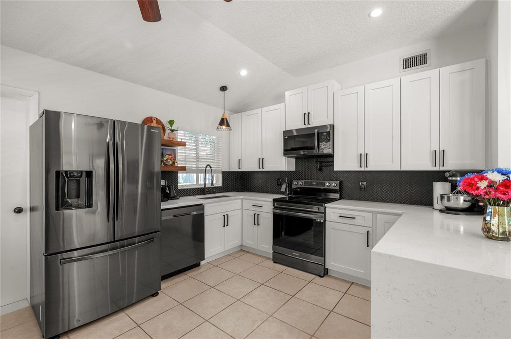 Image 11 of property listing at 1404 MOUNT VERNON STREET, Orlando, FL 32803