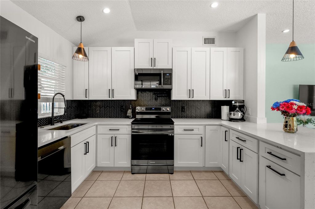 Image 12 of property listing at 1404 MOUNT VERNON STREET, Orlando, FL 32803