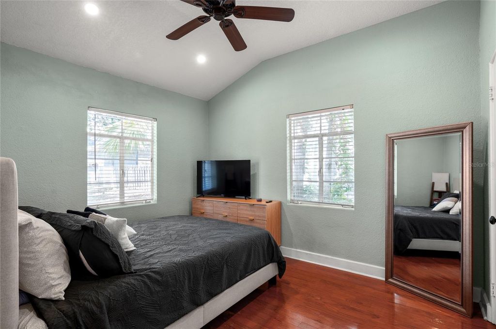 Image 15 of property listing at 1404 MOUNT VERNON STREET, Orlando, FL 32803