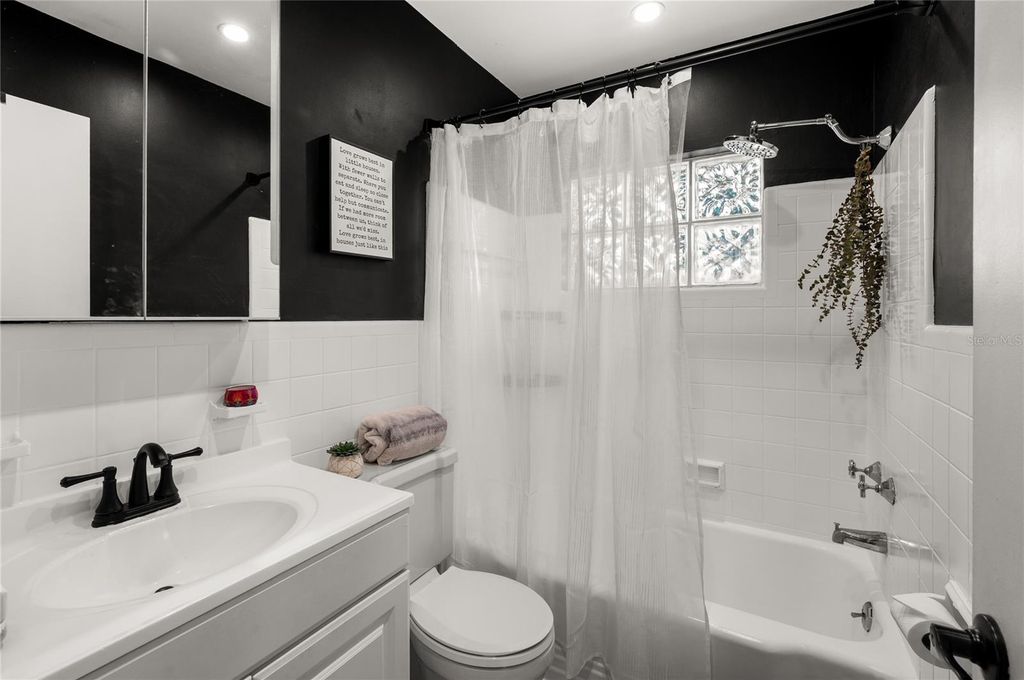 Image 16 of property listing at 1404 MOUNT VERNON STREET, Orlando, FL 32803