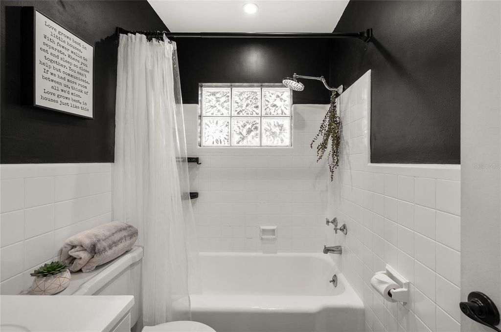 Image 17 of property listing at 1404 MOUNT VERNON STREET, Orlando, FL 32803