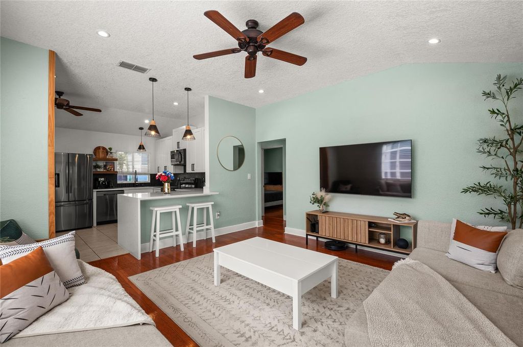 Image 7 of property listing at 1404 MOUNT VERNON STREET, Orlando, FL 32803