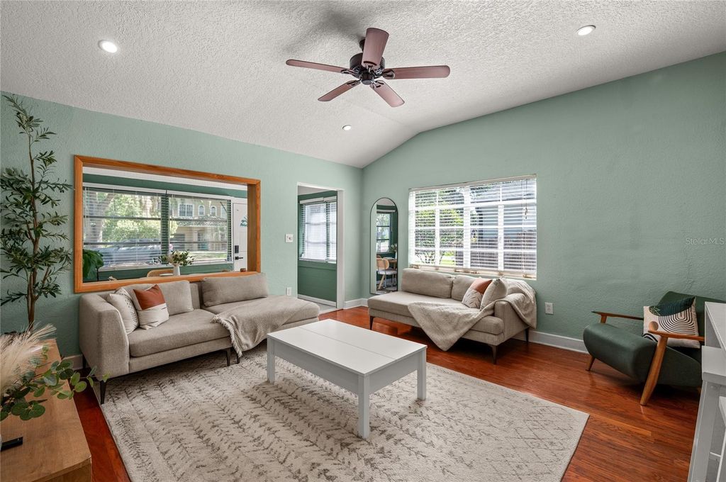 Image 8 of property listing at 1404 MOUNT VERNON STREET, Orlando, FL 32803