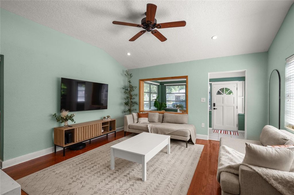 Image 9 of property listing at 1404 MOUNT VERNON STREET, Orlando, FL 32803