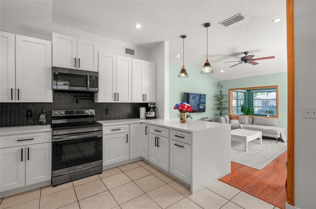 Image 10 of property listing at 1404 MOUNT VERNON STREET, Orlando, FL 32803