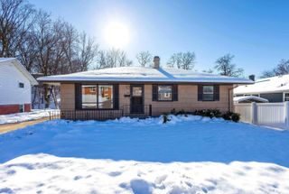 809 CIMARRON Drive, Davenport, IA 52804