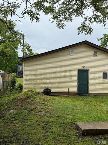 110 S 18th Street, Belleville, IL 62226