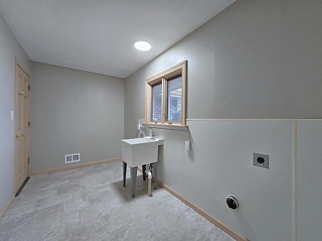 W147N8355 Manchester DRIVE, Menomonee Falls, WI 53051