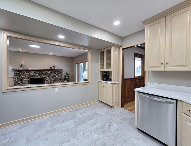 W147N8355 Manchester DRIVE, Menomonee Falls, WI 53051