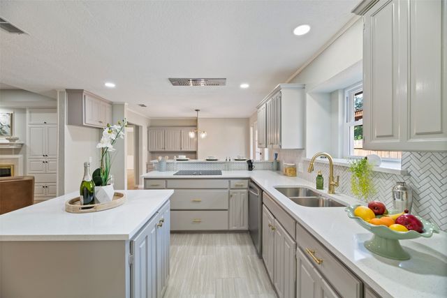 2104 Riverforest Court, Arlington, TX 76017