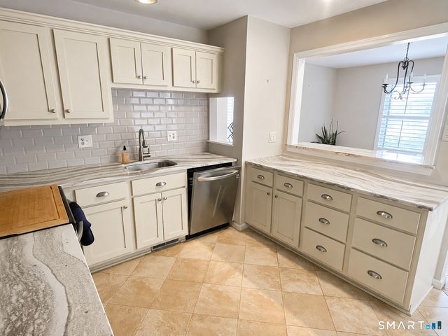 48 Ledgewood Drive 48, Brookfield, CT 06804