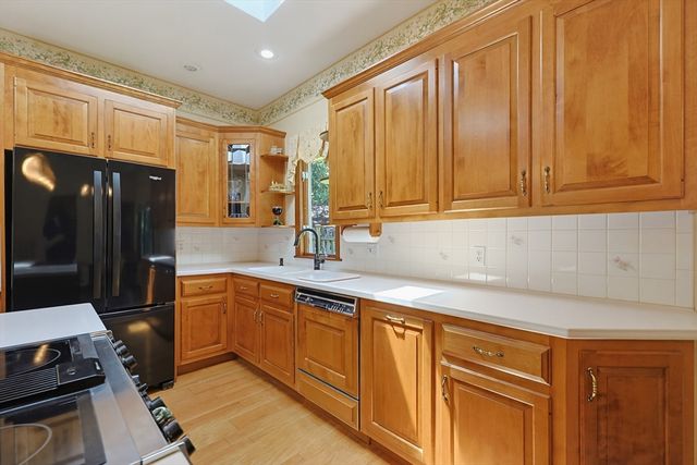 665 South St, Walpole, MA 02081