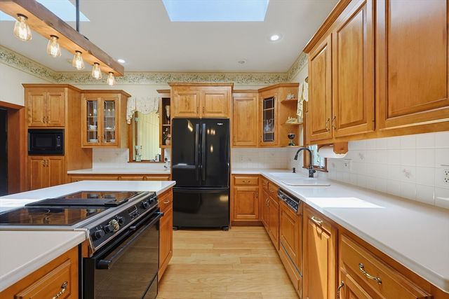 665 South St, Walpole, MA 02081