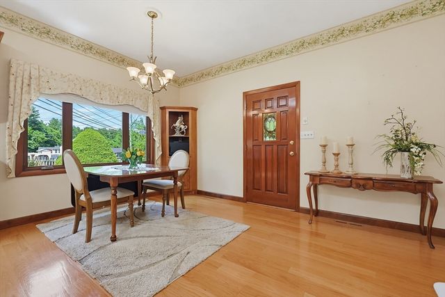 665 South St, Walpole, MA 02081
