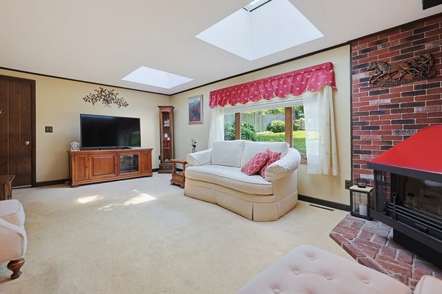 665 South St, Walpole, MA 02081